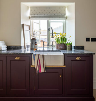 Somerset laundry room with large butler's sink