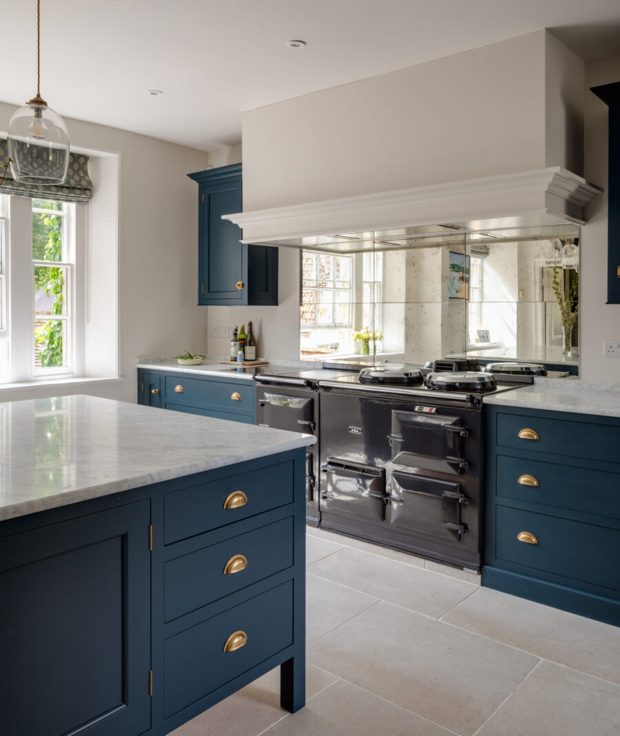 The AGA flanked by two drawer cabinets The AGA flanked by two drawer cabinets