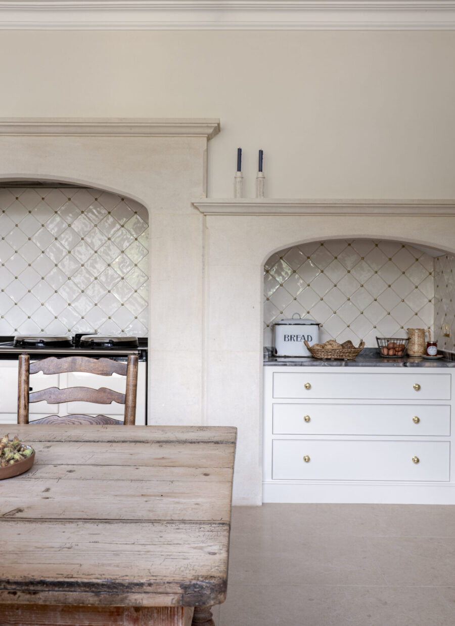 A stone arch surrounds the breakfast preparation area in a Regency villa kitchen