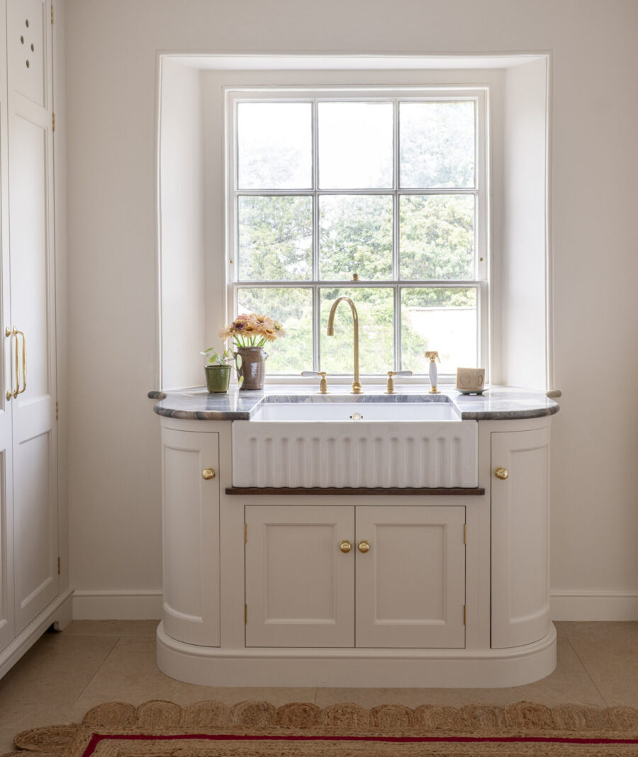 Explosion Blue Quartzite worktop in the sink area of the Regency Villa laundry room